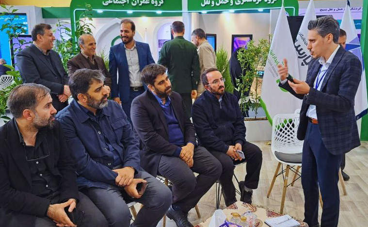 بازدید مدیرعامل بنیاد برکت از غرفه گروه اقتصاد مردمی در نمایشگاه الگوهای مسیر پیشرفت